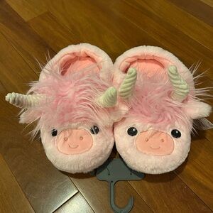 Cedarwoods Threads Pink Fuzzy Highland Cow women’s Slippers size 6/7